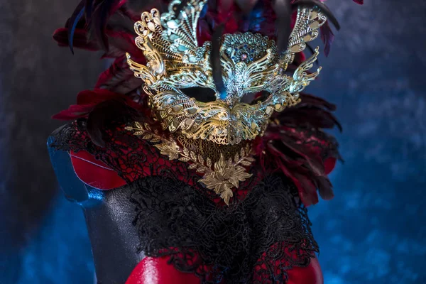 Venetian Red Mask Och Röda Korsett Med Bitar Guld Och — Stockfoto