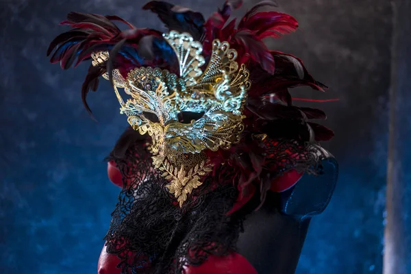 ベネチア赤 マスクおよび金属の胸当てのゴールドと黒のレース生地の部分と赤のコルセット 当事者または衣装の会議の手作りピエーア — ストック写真