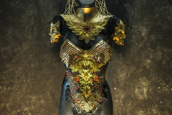 ゴシック部分と赤い羽のヘルメットとスケーリング ゴールドドラゴン胸当てが素晴らしい黄金の鎧 手作りの金属片は 赤いスカートとジュエリーの金属片 — ストック写真