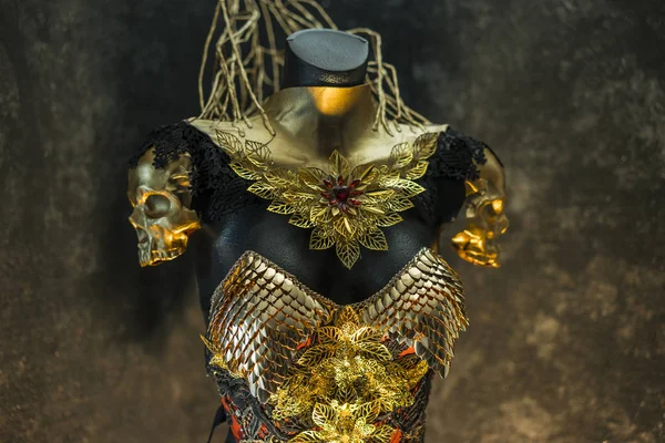 梦幻般的金盔甲和手工制作的金属片 它有一个金龙规模的胸甲与的哥特式件和红色羽毛的头盔 它有一个红色的裙子和金属件的首饰 — 图库照片
