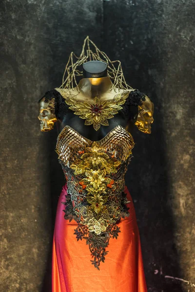 中世纪 梦幻般的金盔甲和手工制作的金属片 它有一个金龙规模的胸甲与的哥特式件和红色羽毛的头盔 它有一个红色的裙子和金属件的首饰 — 图库照片