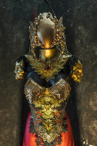 素晴らしい黄金の鎧と手作りの金属片 ゴシック部分と赤い羽のヘルメットとスケーリング ゴールドドラゴン胸当てをもって 赤いスカート ジュエリーの金属片 — ストック写真
