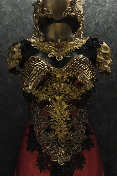 金盔甲和金属件手工制作 它有一个金色的胸甲的龙鳞片与头盔的的哥特式件和红色羽毛 — 图库照片