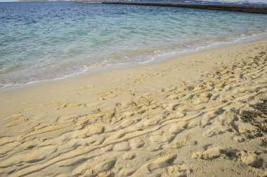 Yolculuk Akdeniz sahne, Akdeniz kıyısında insanların yaz aylarında yalınayak ayak izleri ile