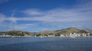 Mallorca plaj ile fırtınalı gökyüzü, insanlar olmadan deniz kıyısı