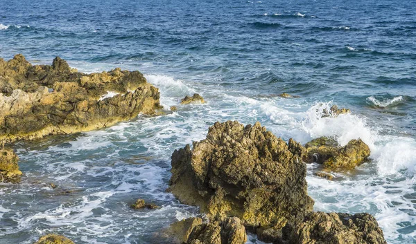 悬崖旁边的地中海 强烈的波浪打破与岩石和留下蓝色和绿松石的颜色连同泡沫的海 — 图库照片