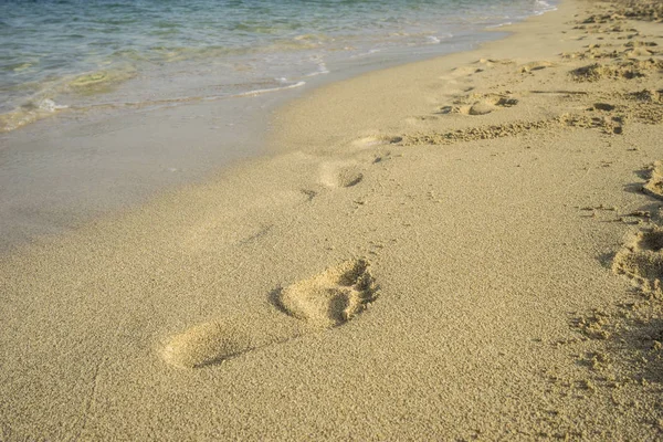 Vacation Mediterranean Scene Shore Mediterranean Sea Barefoot Footprints People Summer — Stock Photo, Image