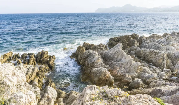 Turistika Útesu Středozemního Moře Silné Vlny Break Kameny Nechat Modré — Stock fotografie