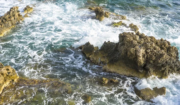 悬崖旁边的地中海 强烈的波浪打破与岩石和留下蓝色和绿松石的颜色连同泡沫的海 — 图库照片