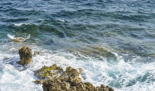 Acantilado Junto Mar Mediterráneo Fuertes Olas Rompen Con Las Rocas —  Fotos de Stock