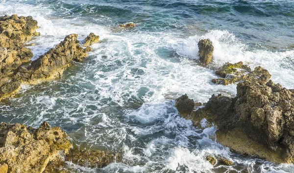 Podróży Klifie Nad Morzem Śródziemnym Silne Fale Zerwania Skał Kolory — Zdjęcie stockowe