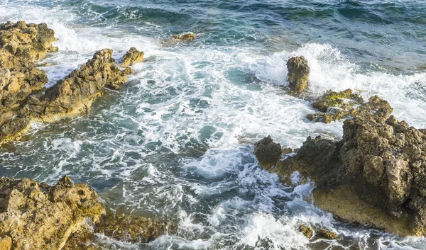 Viaje Acantilado Junto Mar Mediterráneo Fuertes Olas Rompen Con Las —  Fotos de Stock