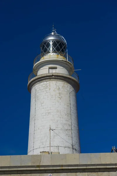 Lighthouse Földközi Tenger Kék Felhők Nyugodt Vizek Nélkül Mellett Arra — Stock Fotó