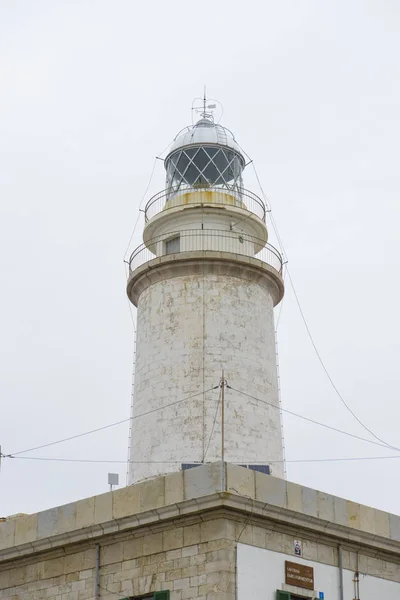 Farol Lado Mar Mediterrâneo Céu Azul Sem Nuvens Com Águas — Fotografia de Stock