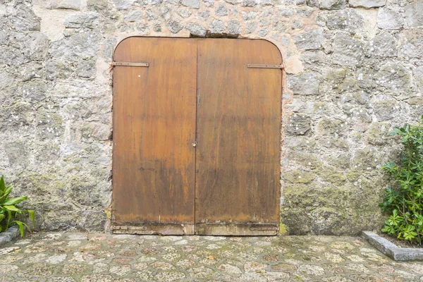 Σιδερένια Πόρτα Ένα Παραθαλάσσιο Χωριό Του Νησιού Μαγιόρκα Της Ισπανίας — Φωτογραφία Αρχείου