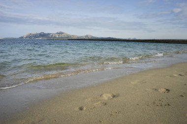 Tatil Akdeniz sahne, Akdeniz kıyısında insanların yaz aylarında yalınayak ayak izleri ile