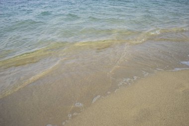 Yolculuk Akdeniz sahne, Akdeniz kıyısında insanların yaz aylarında yalınayak ayak izleri ile