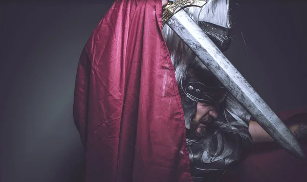 Римский Гладиатор Борец Воин Рима Шлеме Красном Плаще Носит Железный — стоковое фото