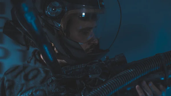 空间人与 Led 灯头盔 宇航服和枪的形状大炮 — 图库照片