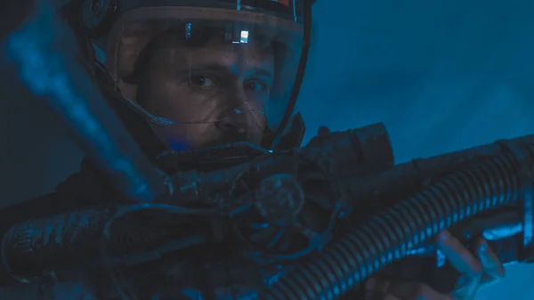 Гравитационный Космический Человек Светодиодным Шлемом Скафандром Пистолетом Форме Пушки — стоковое фото