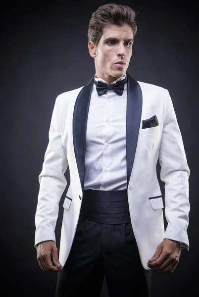 Gentleman Stylish Luxury Homem Elegante Smoking Terno Branco Com Laço  fotos, imagens de © outsiderzone #185857464