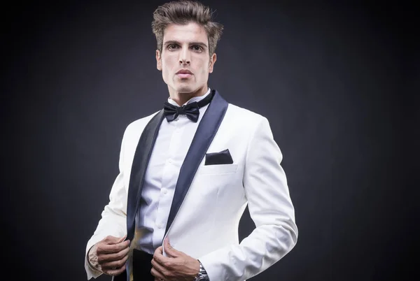 Elegante Hombre Lujo Negocios Elegante Traje Blanco Esmoquin Con Pajarita — Foto de Stock