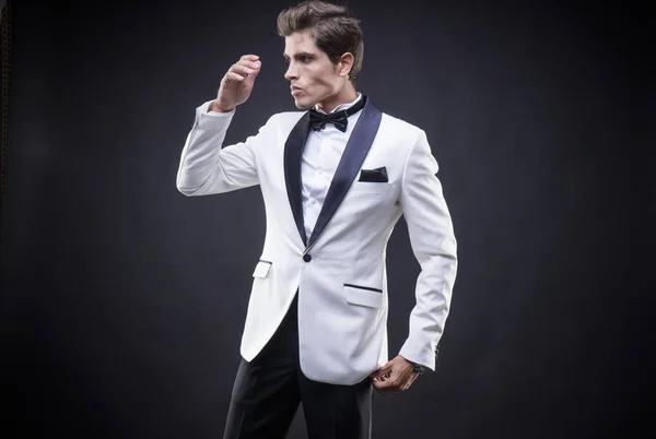 Μοντέρνο Πολυτελές Κομψό Άνδρα Ένα Λευκό Κοστούμι Σμόκιν Παπιγιόν Γύρω — Φωτογραφία Αρχείου