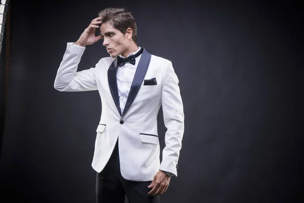 Gentleman Stylish Lujo Hombre Elegante Traje Blanco Esmoquin Con Pajarita — Foto de Stock