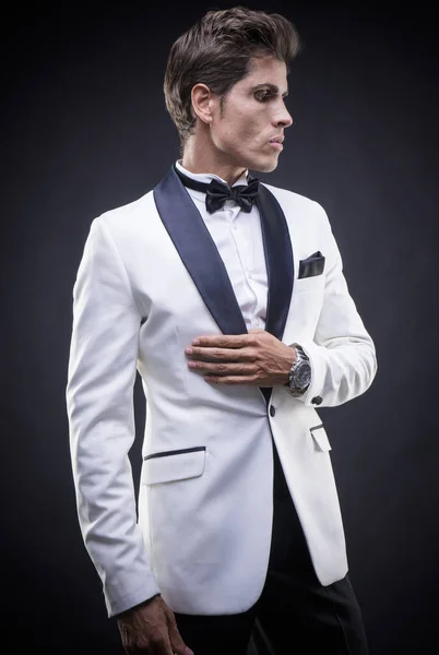 Homem Elegante Smoking Terno Branco Com Laço Gravata Torno Seu — Fotografia de Stock