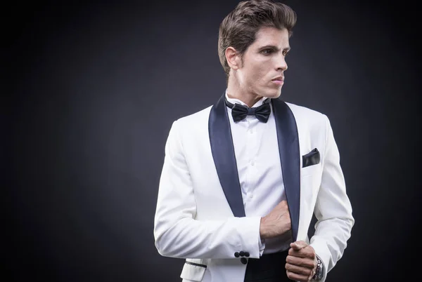 Elegante Hombre Lujo Elegante Traje Blanco Esmoquin Con Pajarita Alrededor — Foto de Stock
