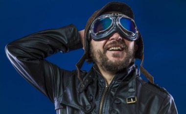 20'li yaşlarda güneş gözlüğü ve vintage havacı kask ile gurur, pilot. Ceket, sakal ve anlamlı yüzler giyer deri