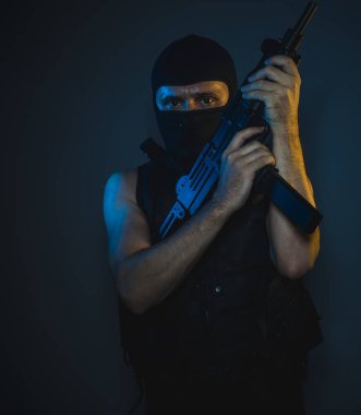 Koruma, Kiralık katil, yün ve kurşun geçirmez yelek, kavram katil sözleşme ile silahlı ve tehlikeli adam