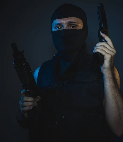 Osobní Strážce Nájemný Vrah Ozbrojený Nebezpečný Muž Kuklu Neprůstřelnou Vestu — Stock fotografie