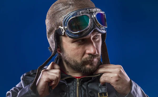 Pilot Der 20Er Jahre Mit Sonnenbrille Und Oldtimer Fliegerhelm Trägt — Stockfoto