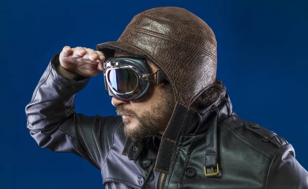 ビンテージ フライト ヘルメットとサングラスと 歳代のパイロット 身に着けている革のジャケット ひげや表情 — ストック写真