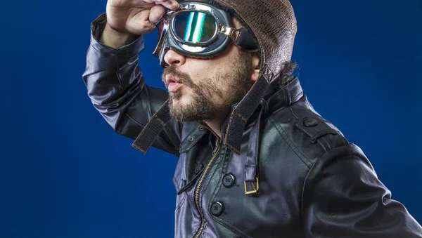 Explore Pilot 20S Sunglasses Vintage Aviator Helmet Wears Leather Jacket — Stock Photo, Image