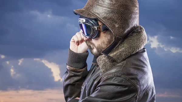 Fiers Pilote Des Années Avec Lunettes Soleil Casque Aviateur Vintage — Photo