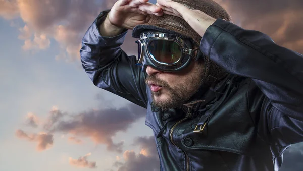 Explore Pilot 20S Sunglasses Vintage Aviator Helmet Wears Leather Jacket — Stock Photo, Image
