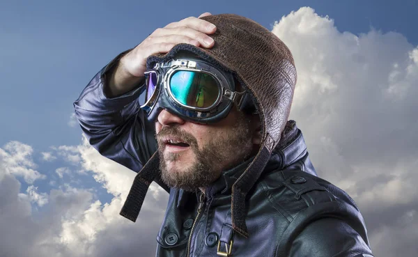 Gamla Plan Pilot Bakgrund Molnen Med Uttrycksfulla Ansikte Glasögon Och — Stockfoto