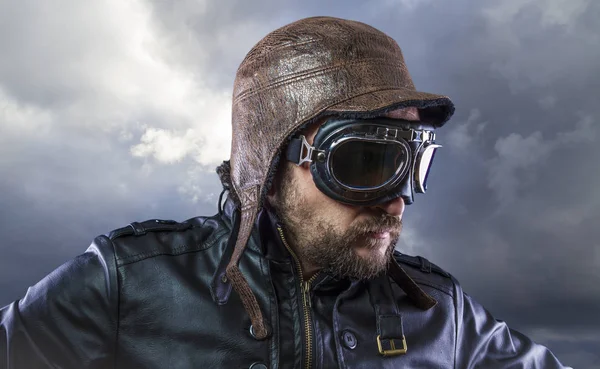 Old Plane Pilot Background Storm Clouds Expressive Face Glasses Old — Stock Photo, Image