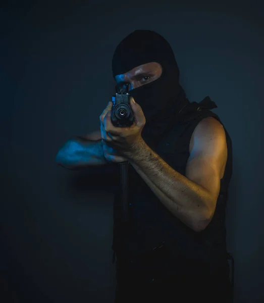 Mafia Schlägt Mann Bewaffneter Und Gefährlicher Mann Mit Sturmhaube Und — Stockfoto