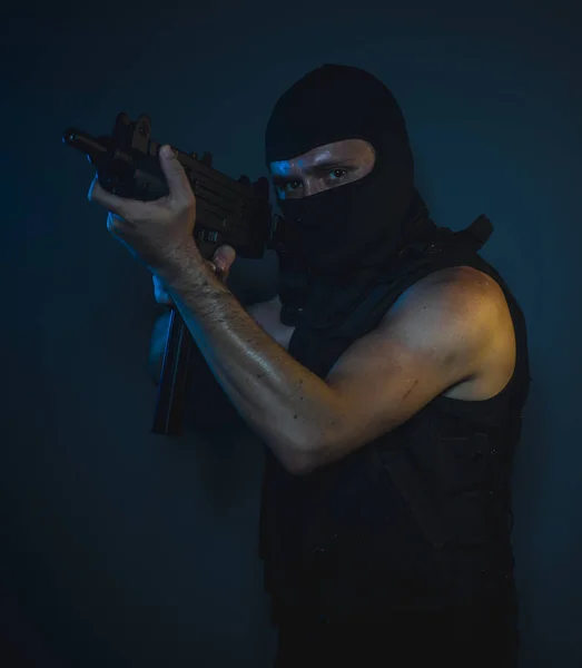Zabiják Ozbrojený Nebezpečný Muž Kuklu Neprůstřelnou Vestu Koncept Vrah Smlouvy — Stock fotografie