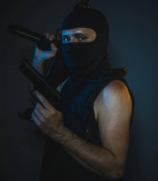 Zabiják Ozbrojený Nebezpečný Muž Kuklu Neprůstřelnou Vestu Koncept Vrah Smlouvy — Stock fotografie