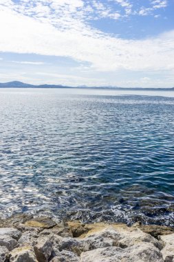 Mallorca plaj ile fırtınalı gökyüzü, insanlar olmadan deniz kıyısı