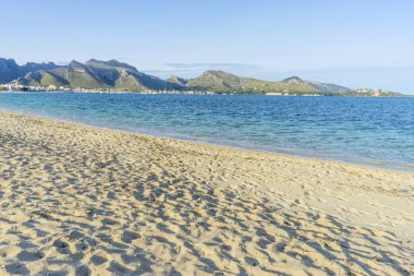 Ayak izleri İspanya, plaj Ibiza adasında tatil ve sahne yaz
