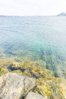 Mallorca plaj ile fırtınalı gökyüzü, insanlar olmadan deniz kıyısı