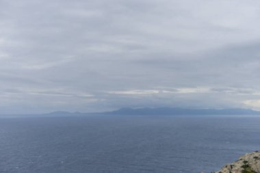 Okyanus, Mallorca plaj fırtınalı gökyüzü ile insanlar olmadan deniz kıyısı