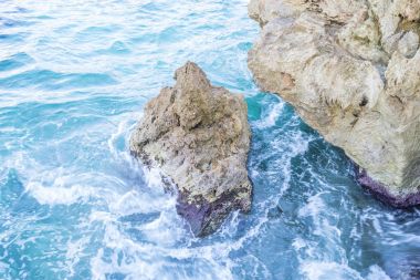 Seyahat, Akdeniz İspanya, Ibiza Adası kayalarla tatil ve yaz sahne