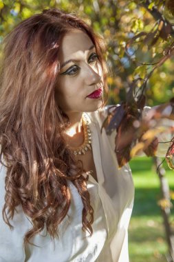 uzun saçlı genç bir orman veya yeşil çayırlar alanıyla