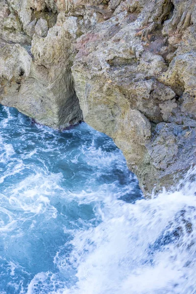 Acantilado Rocas Junto Mar Con Olas Del Mar Mediterráneo Junto —  Fotos de Stock